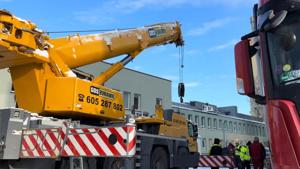 Minus 10 stopni, dźwig i aparatura za miliony. - Przełom w onkologii w Olsztynie. Szpital wciągnął przez okno wielką aparaturę za 43 mln zł