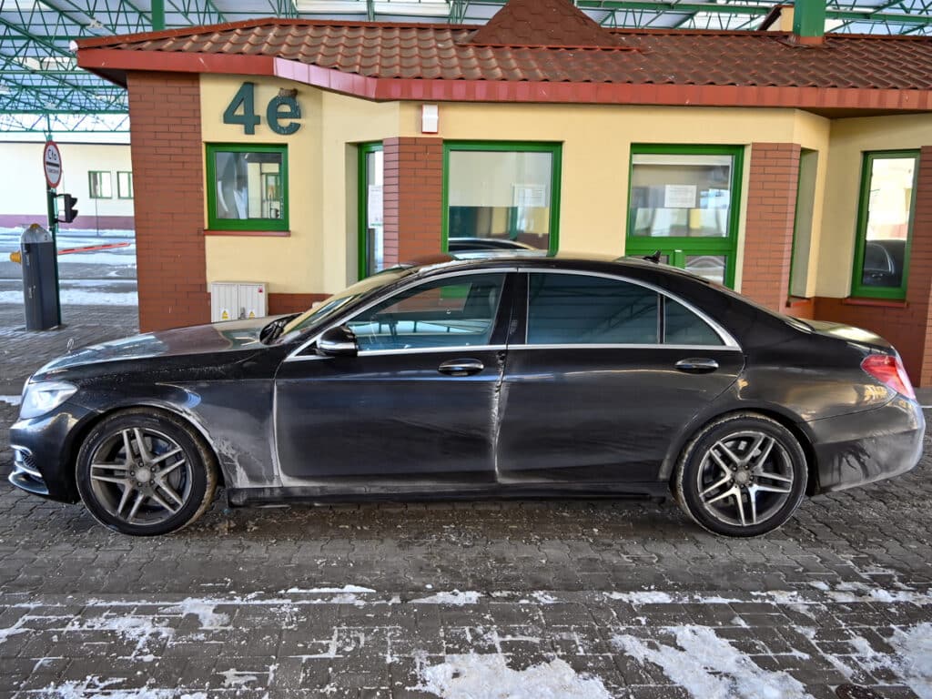 Drogi wóz pozostał na parkingu depozytowym. - Kolejny raz Niemiec pochodzenia rosyjskiego nakryty w kradzionym wozie na granicy
