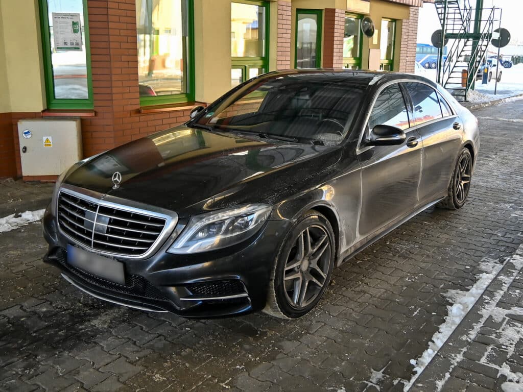 Drogi wóz pozostał na parkingu depozytowym. - Kolejny raz Niemiec pochodzenia rosyjskiego nakryty w kradzionym wozie na granicy