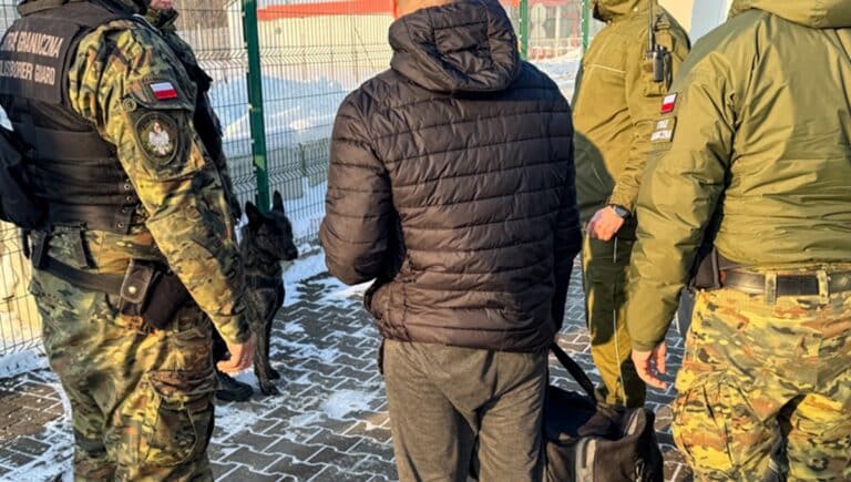 cudzoziemcy opuszczają polskę