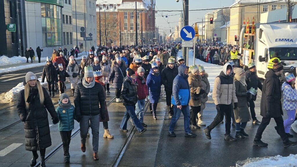 Mieszkańcy i Trzej Królowie oddali pokłon Jezusowi. - Olsztyn świętował Objawienie Pańskie z Trzema Królami. Tłumy na ulicach