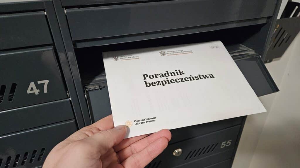 Tak władza dba o nasze bezpieczeństwo. Do skrzynek trafiła specjalna instrukcja. - Jak zabezpieczyć się na wypadek wojny i kryzysu? Rząd rozsyła do domów specjalny poradnik