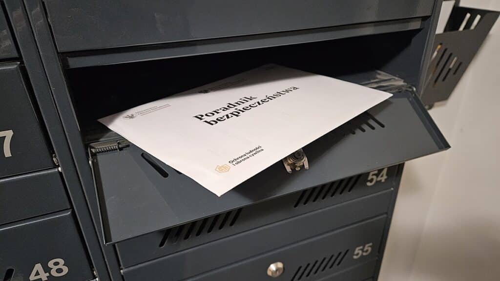 Tak władza dba o nasze bezpieczeństwo. Do skrzynek trafiła specjalna instrukcja. - Jak zabezpieczyć się na wypadek wojny i kryzysu? Rząd rozsyła do domów specjalny poradnik