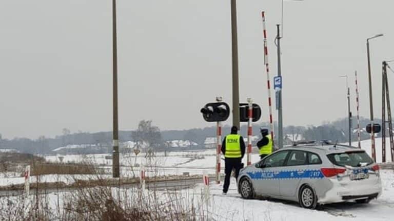 policja na przejeździe kolejowym zimą