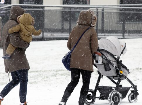 piesi z dziećmi i wózkiem zimą
