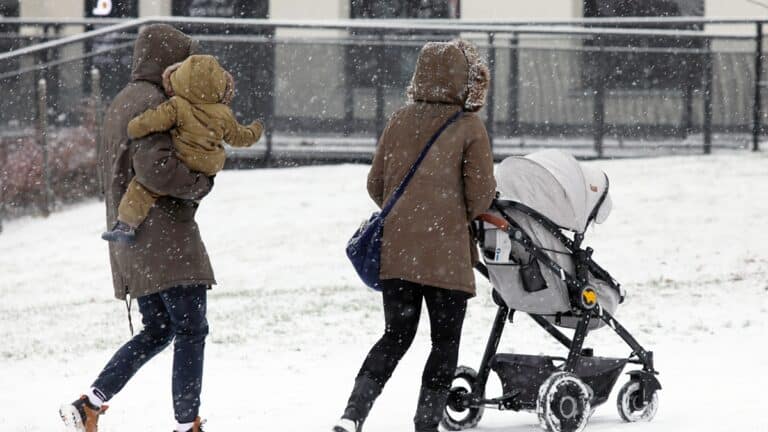 piesi z dziećmi i w&oacute;zkiem zimą