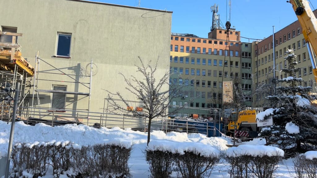 Minus 10 stopni, dźwig i aparatura za miliony. - Przełom w onkologii w Olsztynie. Szpital wciągnął przez okno wielką aparaturę za 43 mln zł