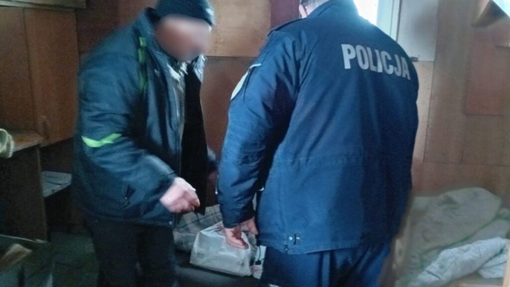 Policjanci zapukali do drzwi i zamarli. - „Nie wiedziałem, gdzie szukać pomocy”. Senior żył w skrajnych warunkach