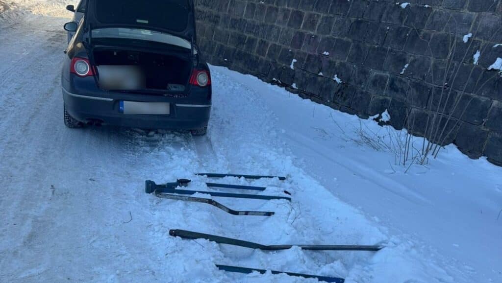 Jego wersja wydarzeń rozsypała się po kilku minutach. - Zuchwały 37-latek piłował barierki ochronne i pakował je do Passata