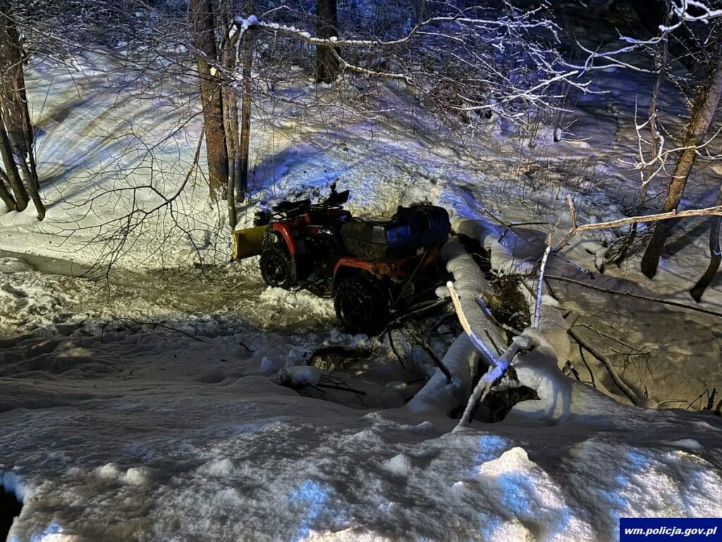 Niebezpieczne zdarzenie z quadem. - Quad wylądował w rowie, kierowca ledwo stał na nogach