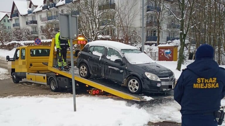 załadunek samochodu na lawetę
