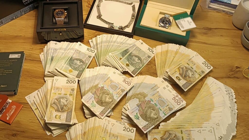 Wielka obława olsztyńskich służb na influencerów. - Olsztyńskie służby zatrzymały 10 znanych youtuberów! Zablokowano im konta