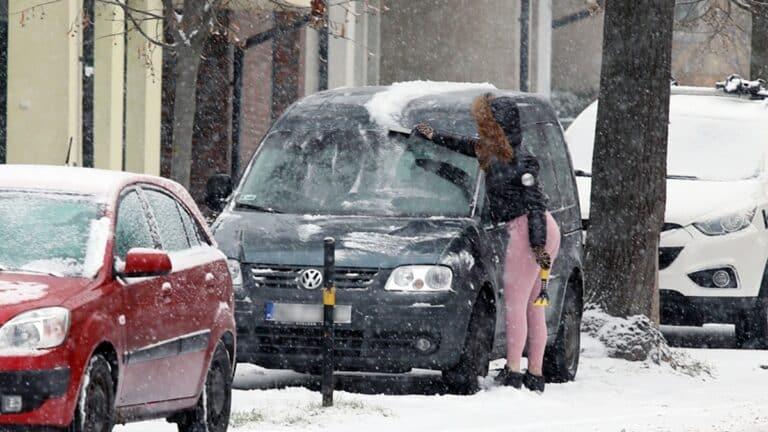 odśnieżanie i skrobanie samochodu