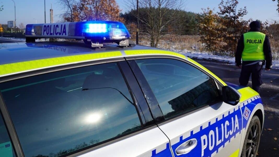 policja i radiowóz na drodze zimą