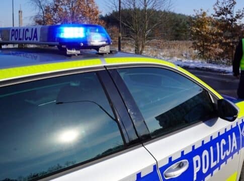 policja i radiowóz na drodze zimą