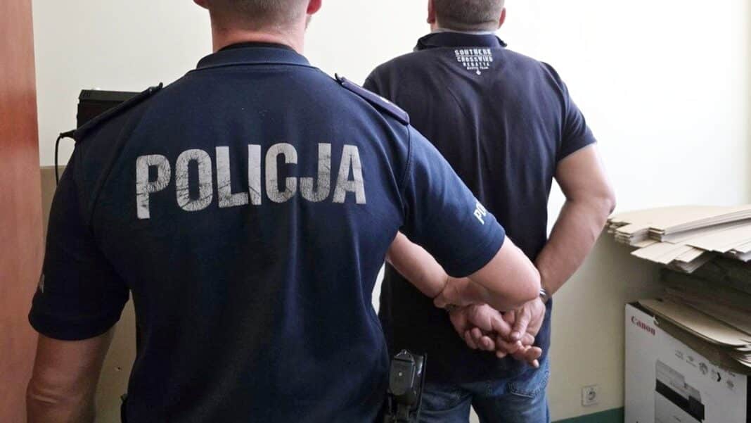 policjant założył kajdanki podejrzanemu