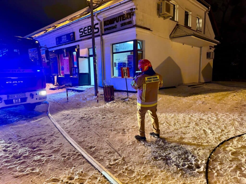 Zobaczcie, do czego doprowadziły fajerwerki w noc sylwestrową. - Feralny pokaz sztucznych ogni. Budynek sklepu stanął w ogniu