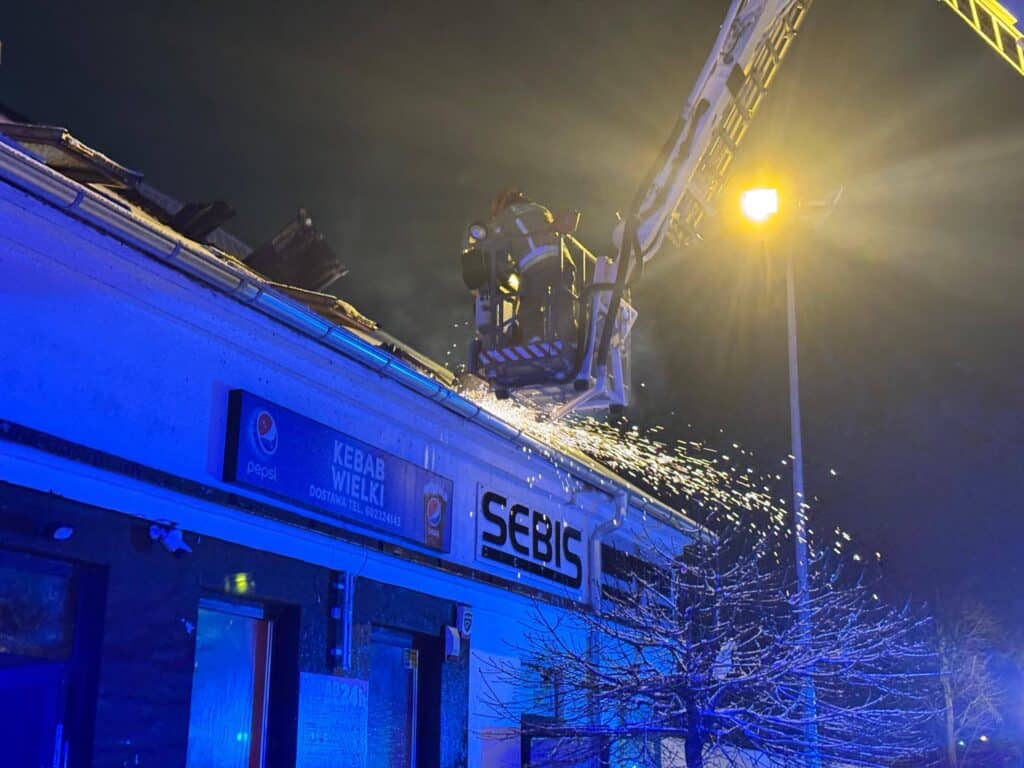 Zobaczcie, do czego doprowadziły fajerwerki w noc sylwestrową. - Feralny pokaz sztucznych ogni. Budynek sklepu stanął w ogniu