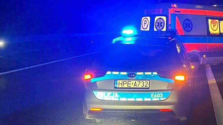 wypadek nocą. Na miejscu radiowóz i karetka