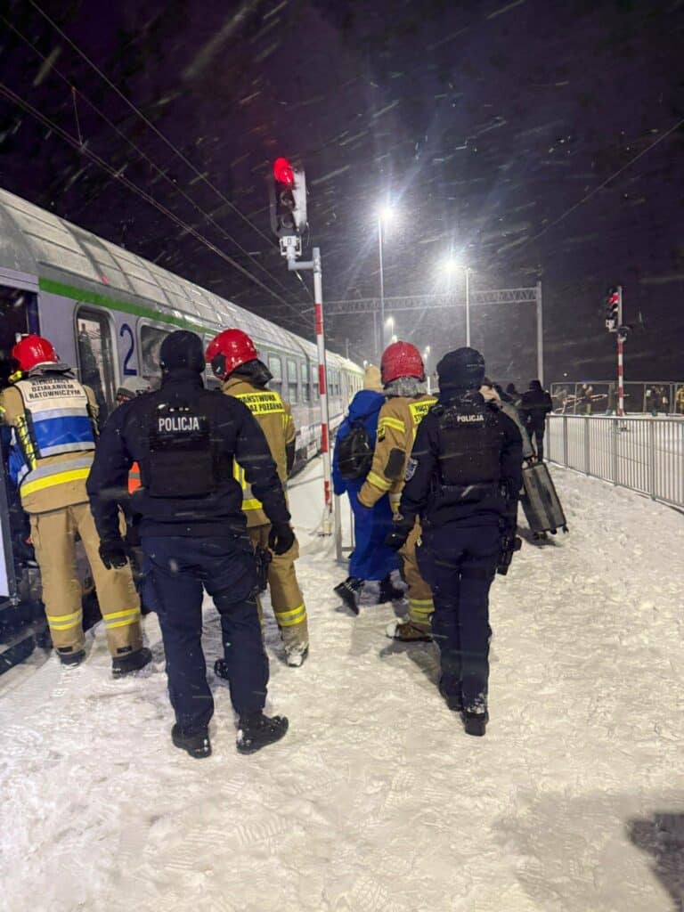Dramatyczna akcja służb - Ewakuacja 180 pasażerów z pociągu na Mazurach