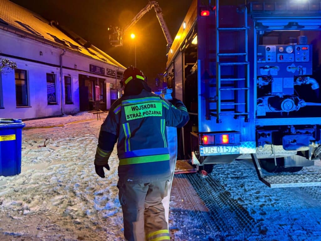 Zobaczcie, do czego doprowadziły fajerwerki w noc sylwestrową. - Feralny pokaz sztucznych ogni. Budynek sklepu stanął w ogniu