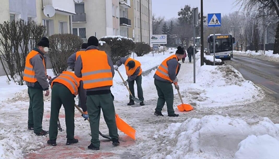 aresztowani odśnieżają