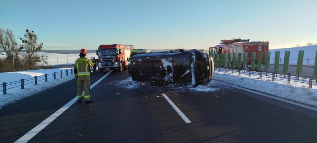 bus wywrócony na obwodnicy olsztyna