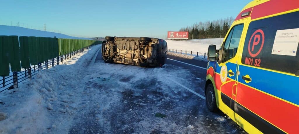 Tworzy się korek. Do szpitala zabrano dwóch dorosłych i dwójkę dzieci. - Wypadek na obwodnicy Olsztyna. S16 zablokowana w jednym kierunku