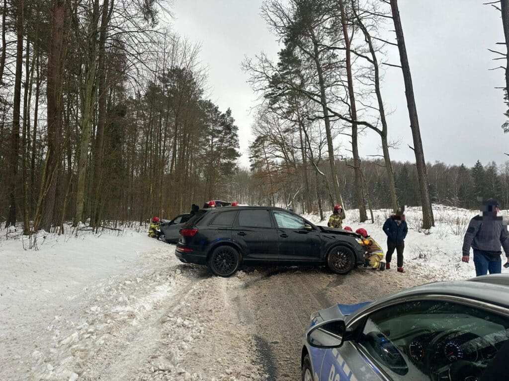 Doszło do poważnego wypadku drogowego. - Poważny wypadek. Audi zderzyło się czołowo z nissanem