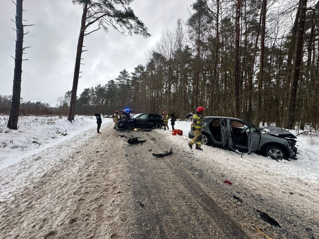 Doszło do poważnego wypadku drogowego. - Poważny wypadek. Audi zderzyło się czołowo z nissanem