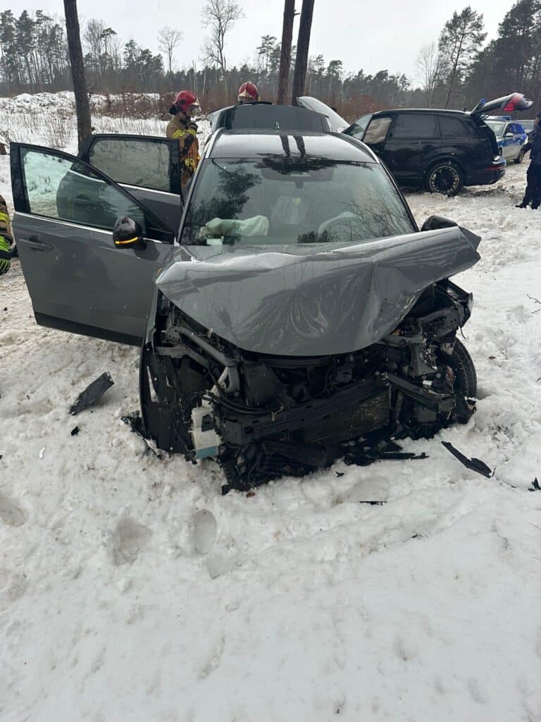 Doszło do poważnego wypadku drogowego. - Poważny wypadek. Audi zderzyło się czołowo z nissanem