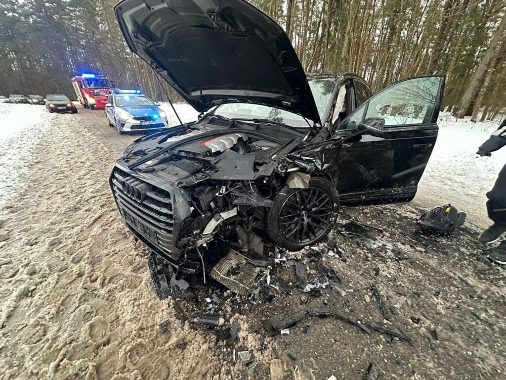 Doszło do poważnego wypadku drogowego. - Poważny wypadek. Audi zderzyło się czołowo z nissanem