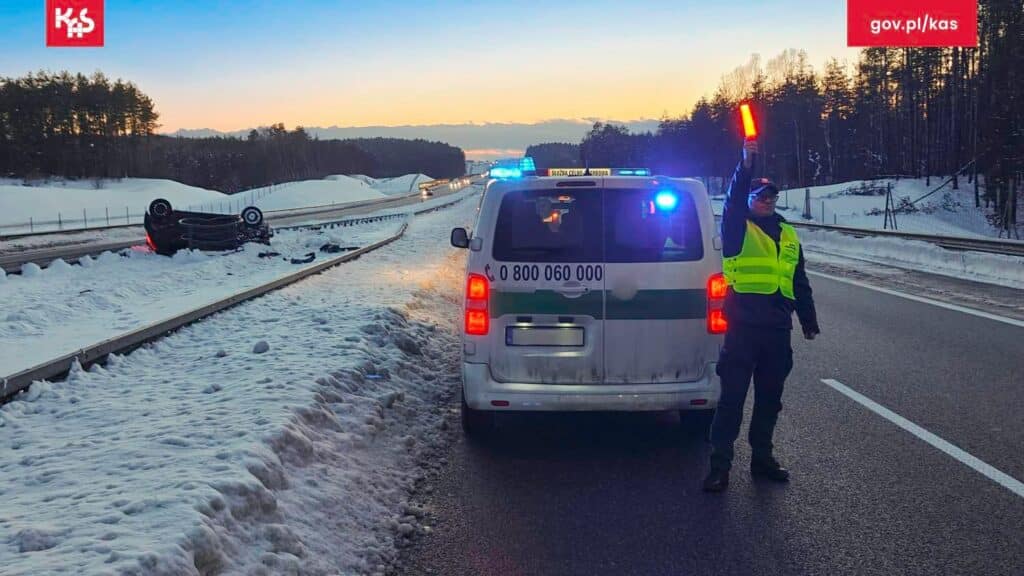Seria przykrych zdarzeń na S51. - Niebezpiecznie na ekspresowej S51. Samochód na dachu, ciężarówka w rowie