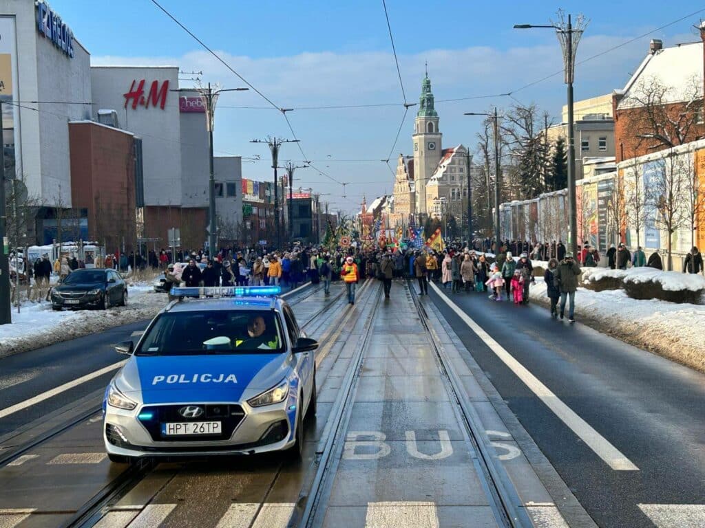Mieszkańcy i Trzej Królowie oddali pokłon Jezusowi. - Olsztyn świętował Objawienie Pańskie z Trzema Królami. Tłumy na ulicach