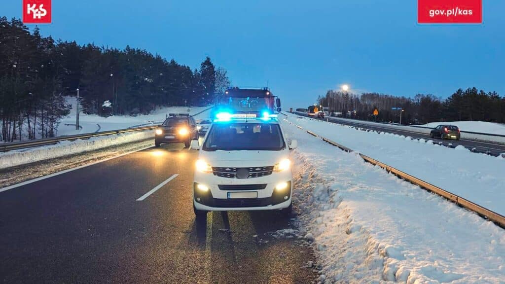 Seria przykrych zdarzeń na S51. - Niebezpiecznie na ekspresowej S51. Samochód na dachu, ciężarówka w rowie