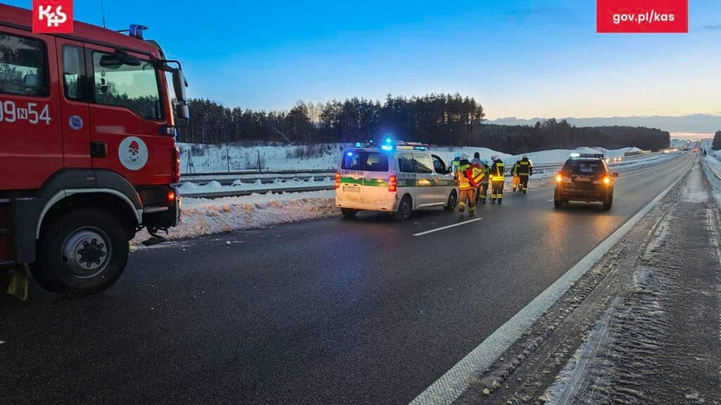 Seria przykrych zdarzeń na S51. - Niebezpiecznie na ekspresowej S51. Samochód na dachu, ciężarówka w rowie