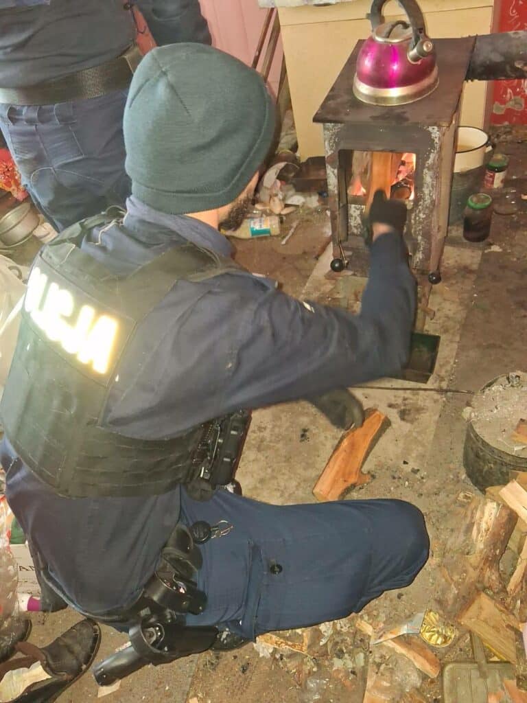 Seniorka wstydziła się prosić o pomoc. Sąsiad i policjanci zdążyli na czas. - Nie paliło się światło, nie było dymu z komina. Sąsiad nie zignorował sygnałów