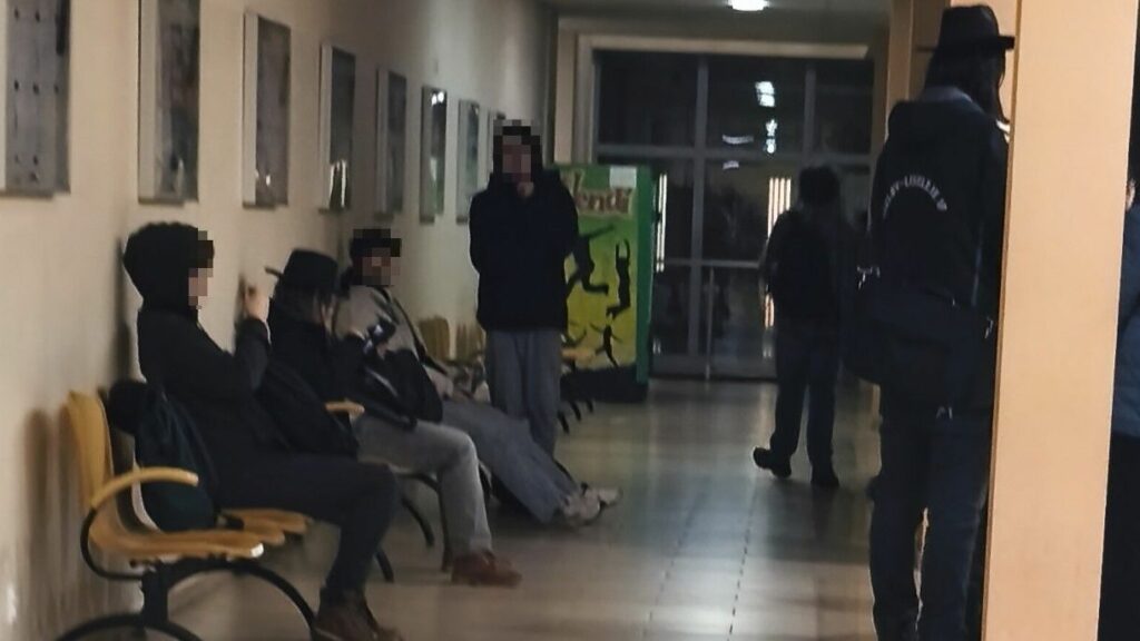 Studenci skarżą się na zimno i złe warunki. - Zimno na UWM. Studenci mówią o 14 stopniach i zajęciach w kurtkach. Jest stanowisko uczelni