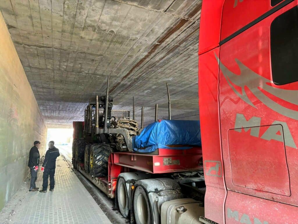 Pod wiaduktem zrobiło się ciasno. - Zbyt wysoki ładunek zablokował wiadukt. Utrudnienia na drodze wojewódzkiej