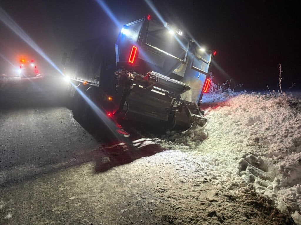 Załadowana śmierciarka zsunęła się do rowu. - Śmieciarka wpadła w zimową pułapkę. Nie mogła wydostać się z rowu