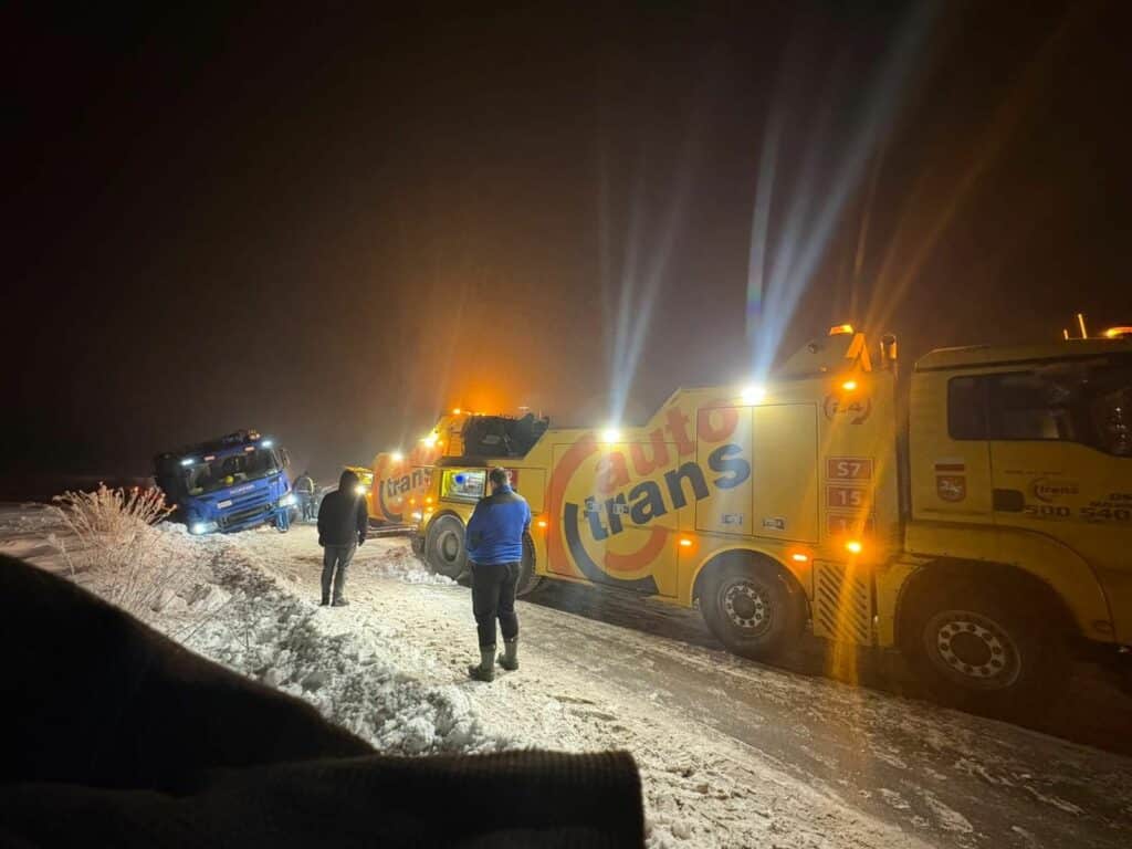 Załadowana śmierciarka zsunęła się do rowu. - Śmieciarka wpadła w zimową pułapkę. Nie mogła wydostać się z rowu