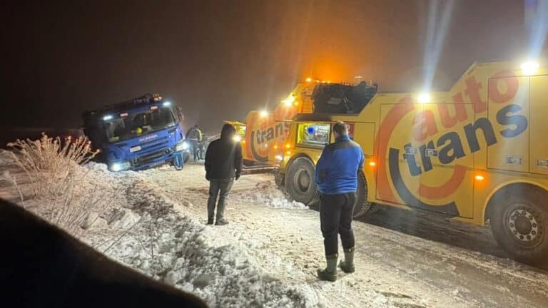 śmieciarka wpadła do rowu