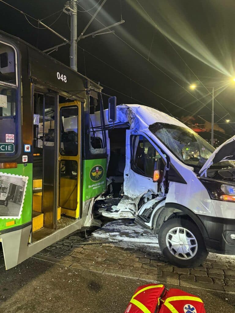 Nie ustąpił pierwszeństwa. - Dostawczak wjechał pod tramwaj. Kolizja na rondzie