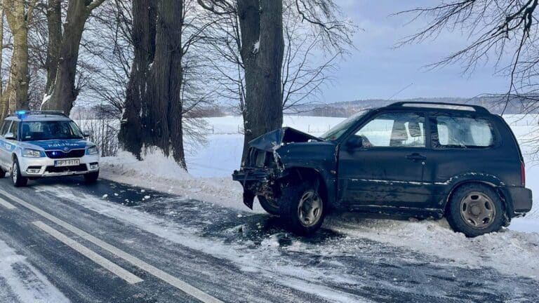 samochód uderzył w drzewo na oblodzonej trasie
