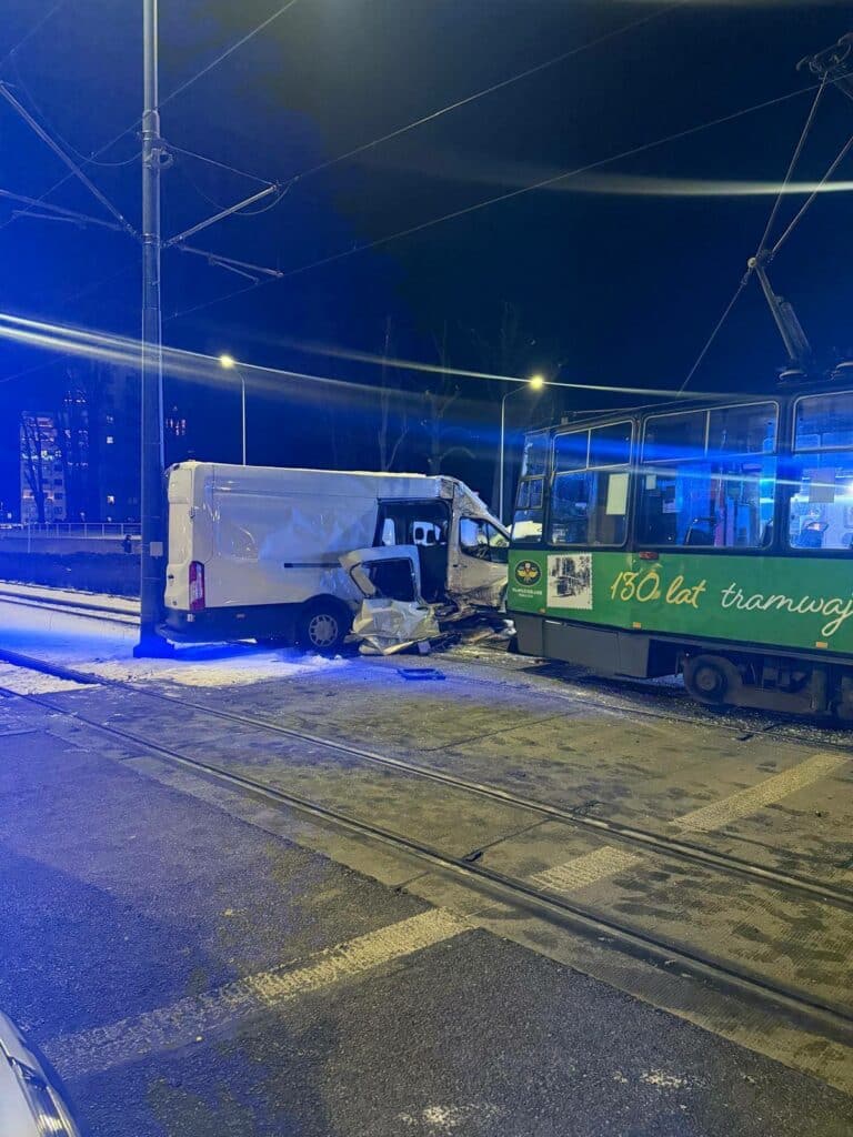 Nie ustąpił pierwszeństwa. - Dostawczak wjechał pod tramwaj. Kolizja na rondzie