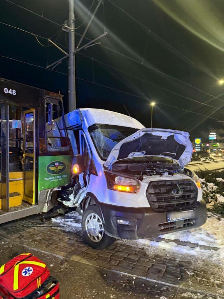 Nie ustąpił pierwszeństwa. - Dostawczak wjechał pod tramwaj. Kolizja na rondzie