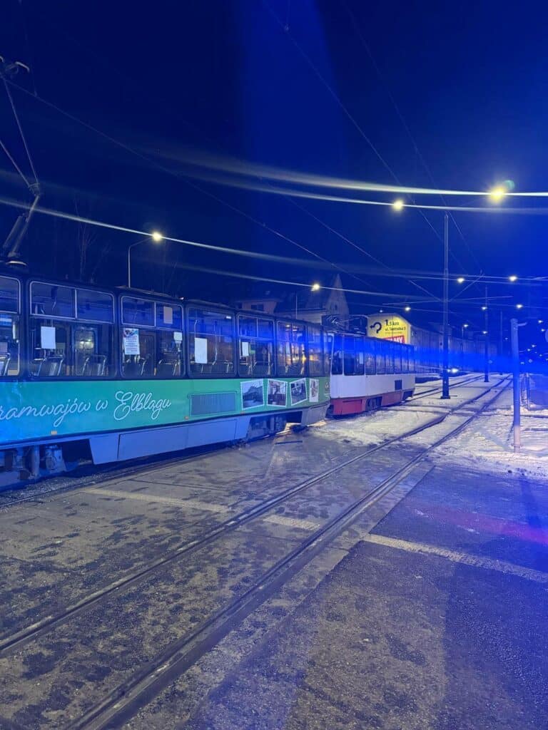 Nie ustąpił pierwszeństwa. - Dostawczak wjechał pod tramwaj. Kolizja na rondzie