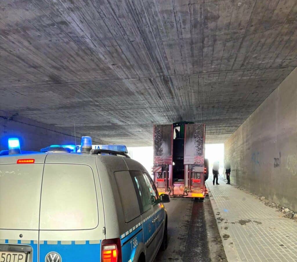 Pod wiaduktem zrobiło się ciasno. - Zbyt wysoki ładunek zablokował wiadukt. Utrudnienia na drodze wojewódzkiej