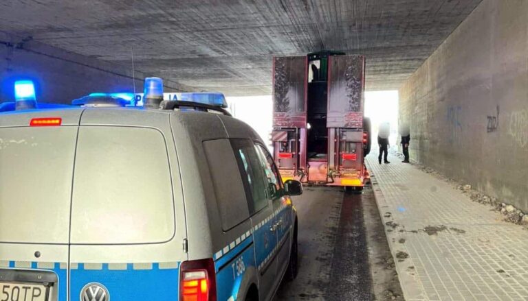 zablokowany przejazd pod wiaduktem