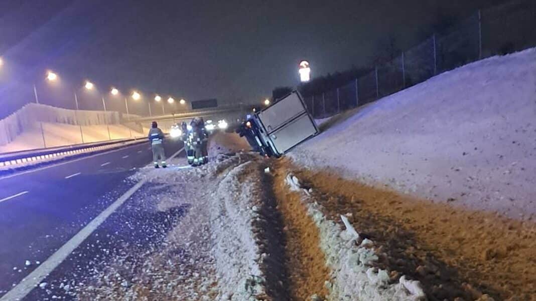 samochód dostawczy wywrócony w śniegu